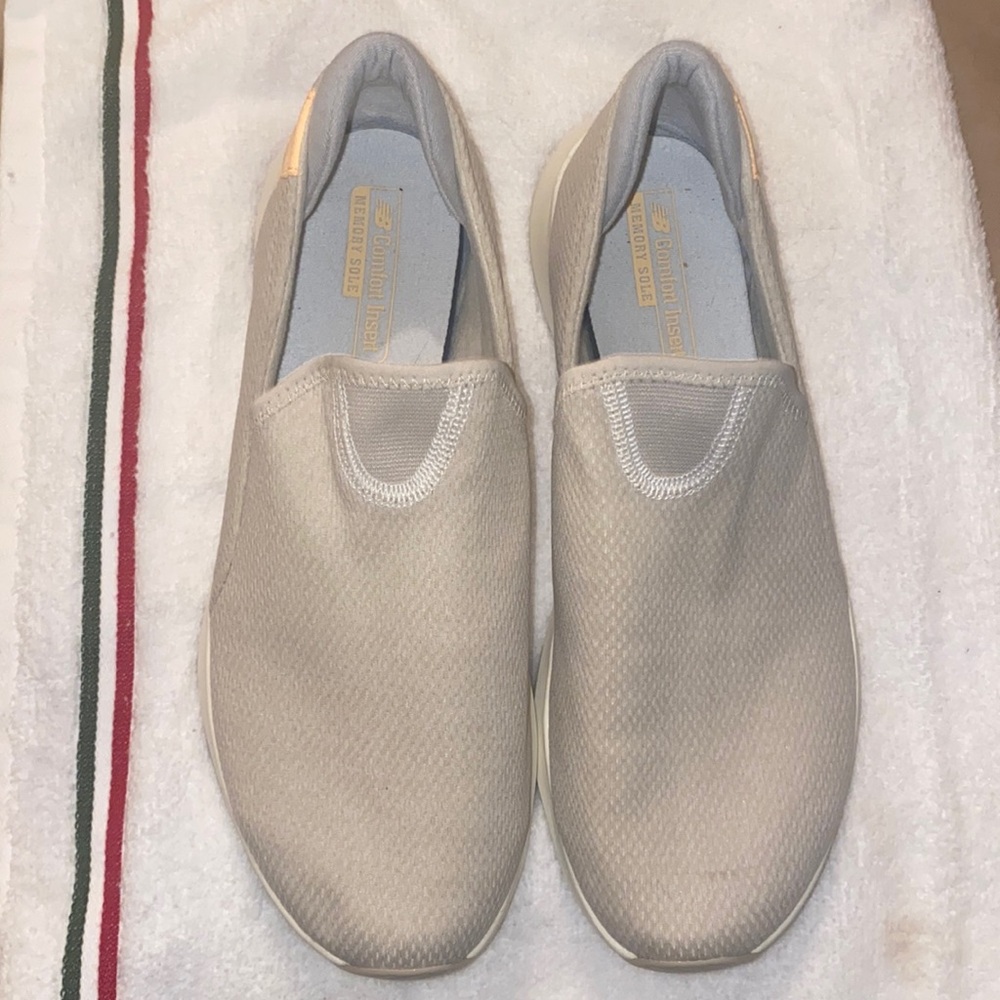 New balance, beige,/Tan slip On Sneakers size 9 - Picture 3 of 11